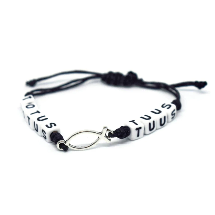 Czarna bransoletka sznurkowa z rybką Totus Tuus..JPG