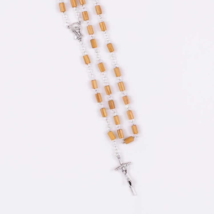 Różaniec drewniany z podłużnymi koralikami