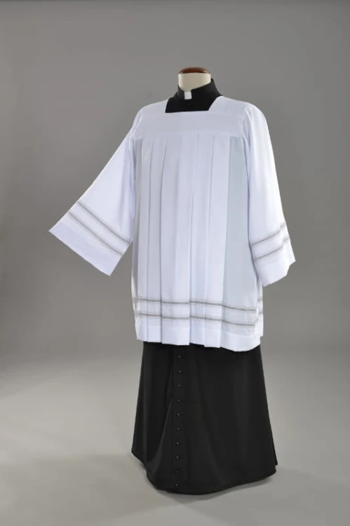 Komża kapłańska z haftem.