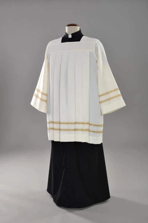 Komża kapłańska ecru z haftem.