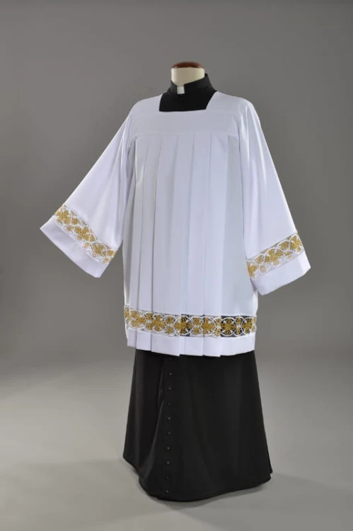 Komża kapłańska z ozdobną wstawką.