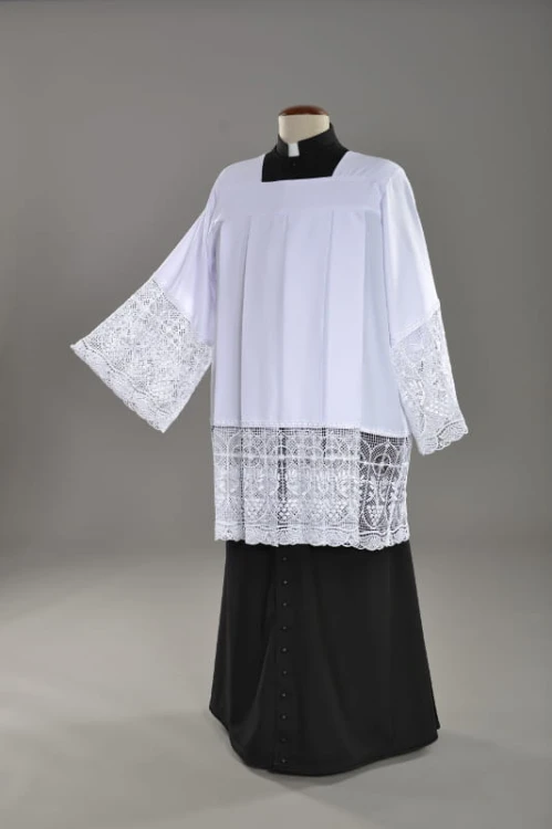 Komża kapłańska ecru z gipiurą.