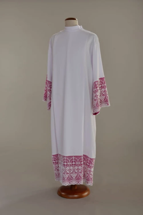 Alba kapłańska ecru z gipiurą i podbitką.