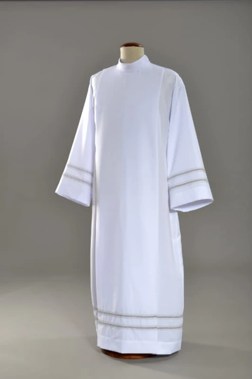 Alba kapłańska zdobiona haftem.