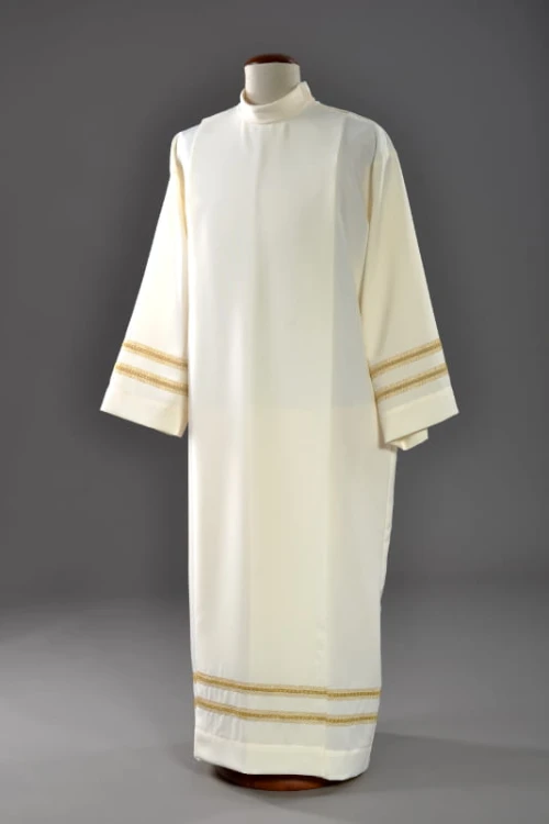 Alba kapłańska ecru zdobiona haftem.