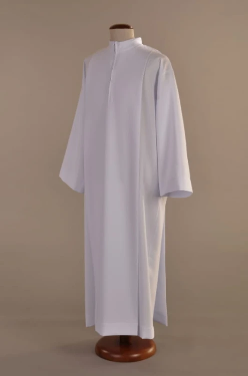 Alba kapłańska zapinana z przodu.