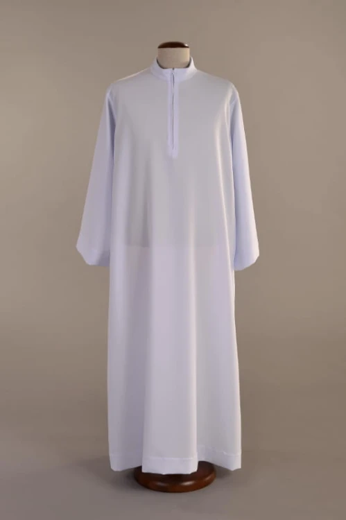 Alba kapłańska prosta, zapinana z przodu.