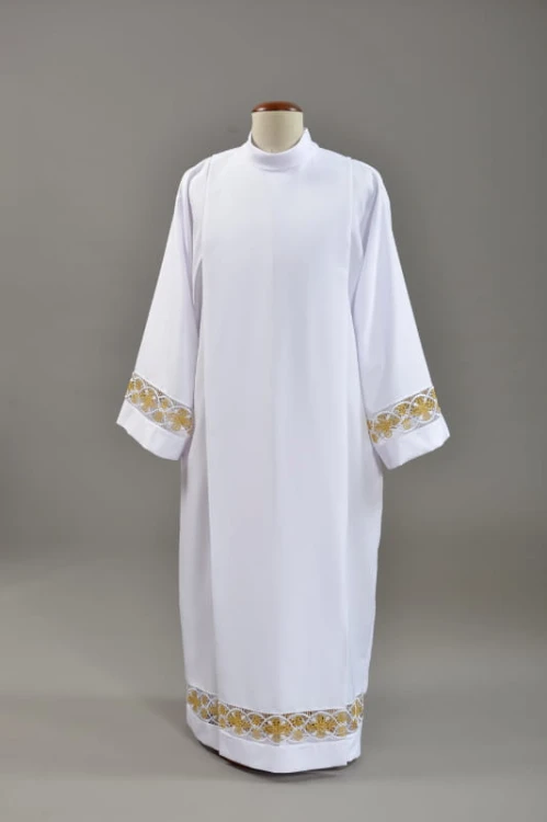 Alba kapłańska z ozdobną wstawką.