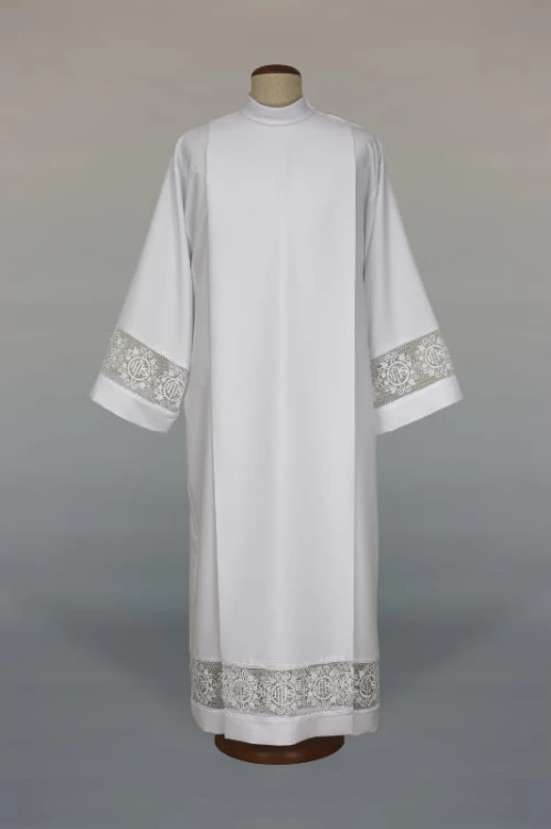 Alba kapłańska z ozdobną wstawką symbolem iHS.