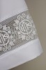 Alba rzymska z motywem IHS w bawełnianej wstawce – ujęcie dodatkowe 1