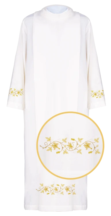 Alba kapłańska z haftem.