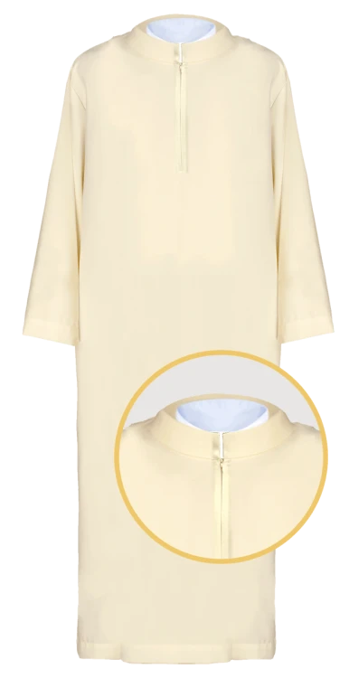 Alba kapłańska ecru zapinana z przodu.