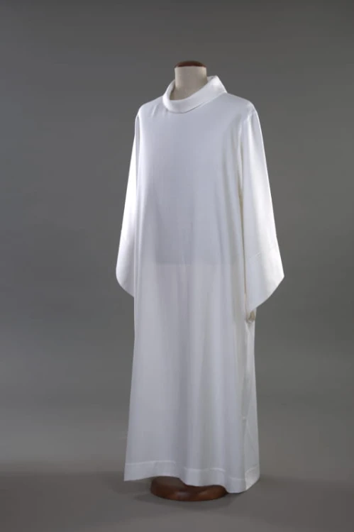 Lniana alba kapłańska.