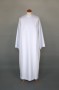 Alba kapłańska ecru z zapięciem na ramieniu.