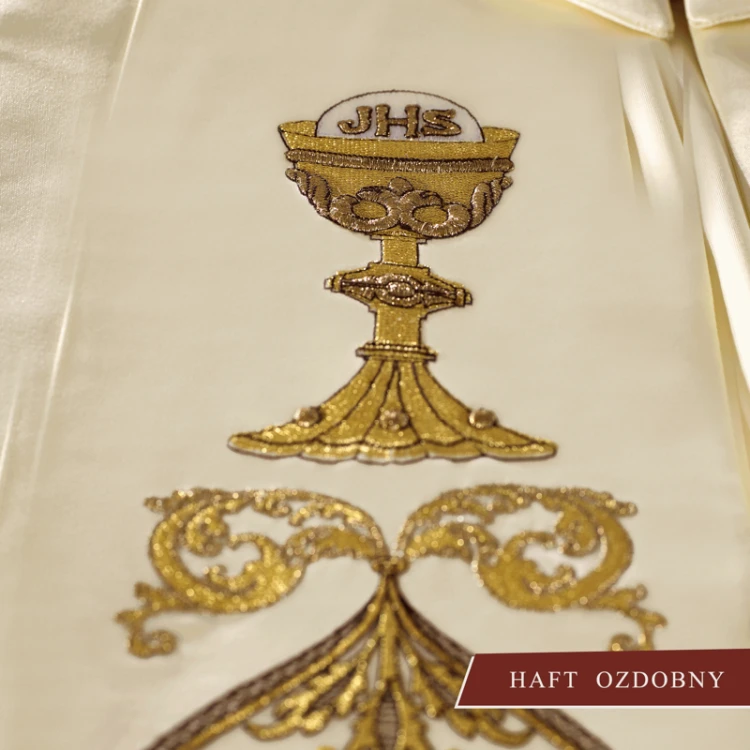 Kapa haftowana symbolem kielicha i IHS.
