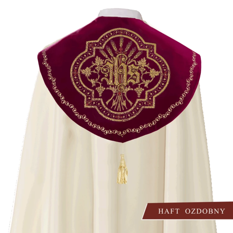 Kapa z haftem na aksamicie.