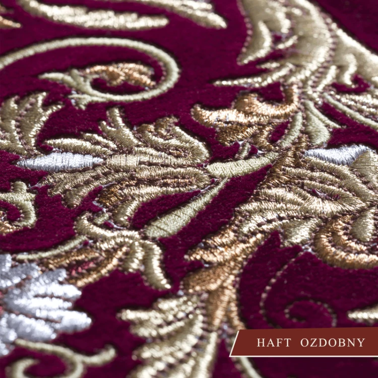 Kapa z haftem na aksamicie.