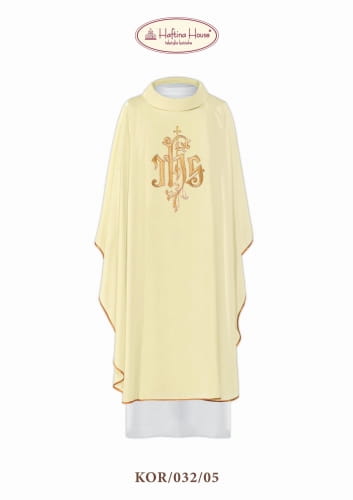 Ornat z bogato haftowanym symbolem IHS.