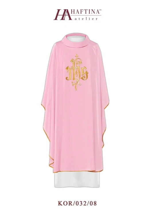 Ornat z bogato haftowanym symbolem IHS.