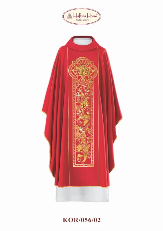 Ornat IHS z bogatymi haftowanymi zdobieniami.