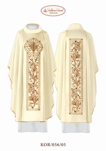 Ornat IHS z bogatymi haftowanymi zdobieniami.