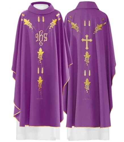 Ornat haftowany symbolami eucharystycznymi.