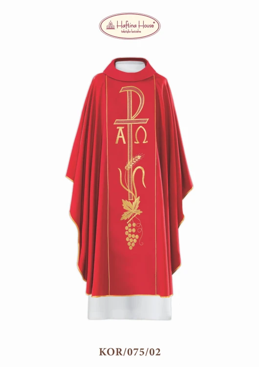 Haftowany ornat z symbolami eucharystycznymi.