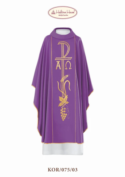 Haftowany ornat z symbolami eucharystycznymi.
