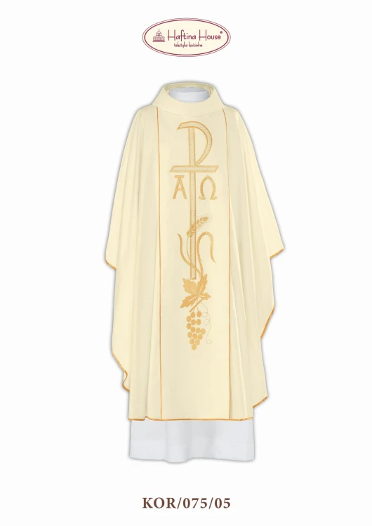 Haftowany ornat z symbolami eucharystycznymi.