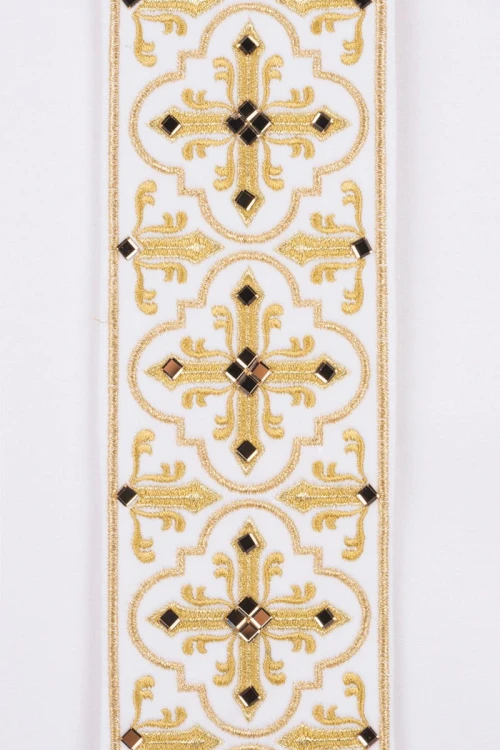 Ornat haftowany z symbolem Krzyża i kamieniami fasetowanymi