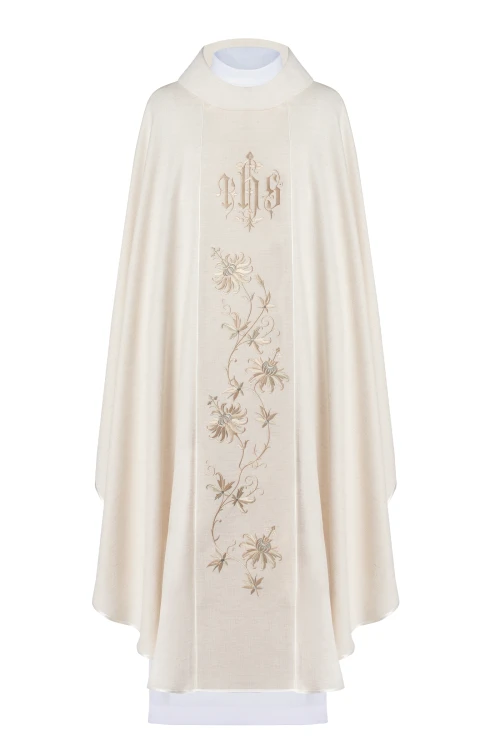 Ornat z haftowanym symbolem IHS.