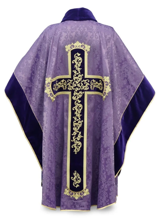 Ornat haftowany z wizerunkiem Jezusa Ukrzyżowanego