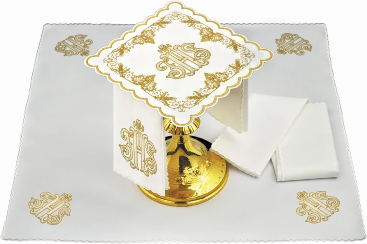 Komplet bielizny kielichowej symbol IHS z ornamentem z  kłosów.