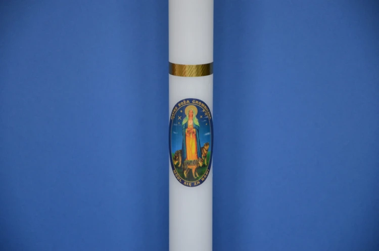 Duża świeca z Matką Bożą Gromniczną.