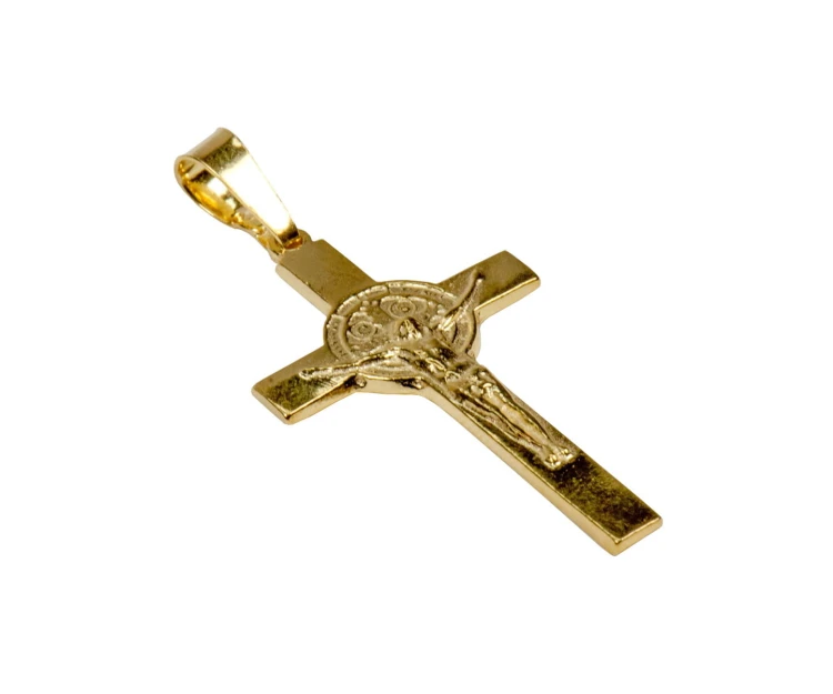 Pozłacany krzyżyk z medalem Świętego Benedykta.