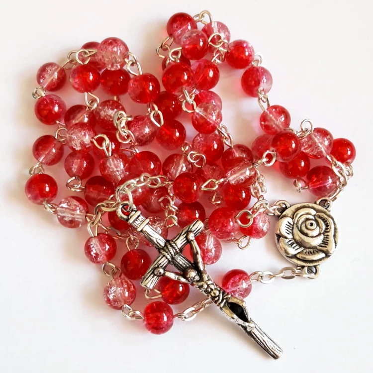 Różaniec ze szklanych koralików z różą