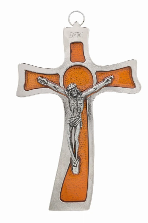 Wiszący krzyż metalowy z wypełnieniem z żywicy syntetycznej.