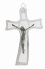 Wiszący krzyż metalowy z kolorowym wypełnieniem.
