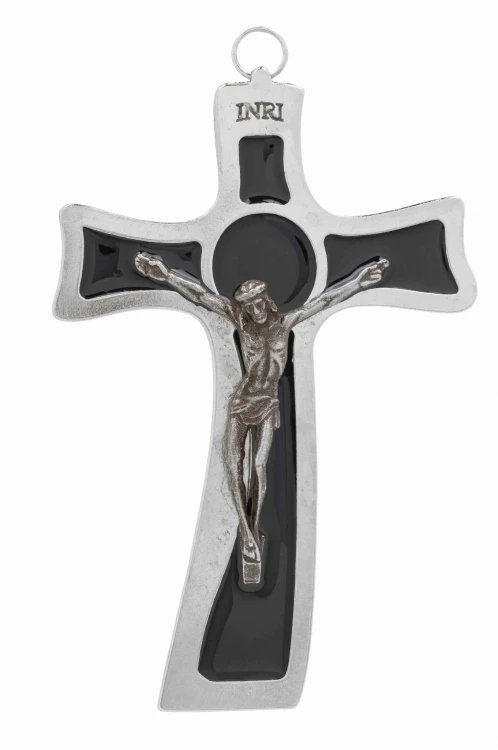 Wiszący krzyż metalowy z kolorowym wypełnieniem.