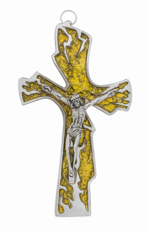 Wiszący krzyż metalowy z żywicznym wypełnieniem.