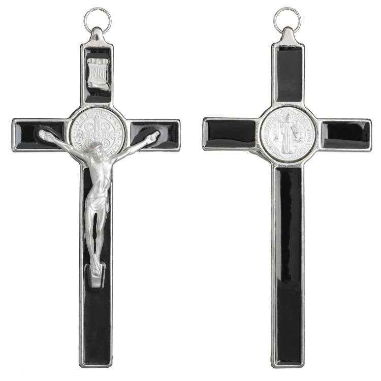 Wiszący krzyż św. Benedykta z kolorowym wypełnieniem.