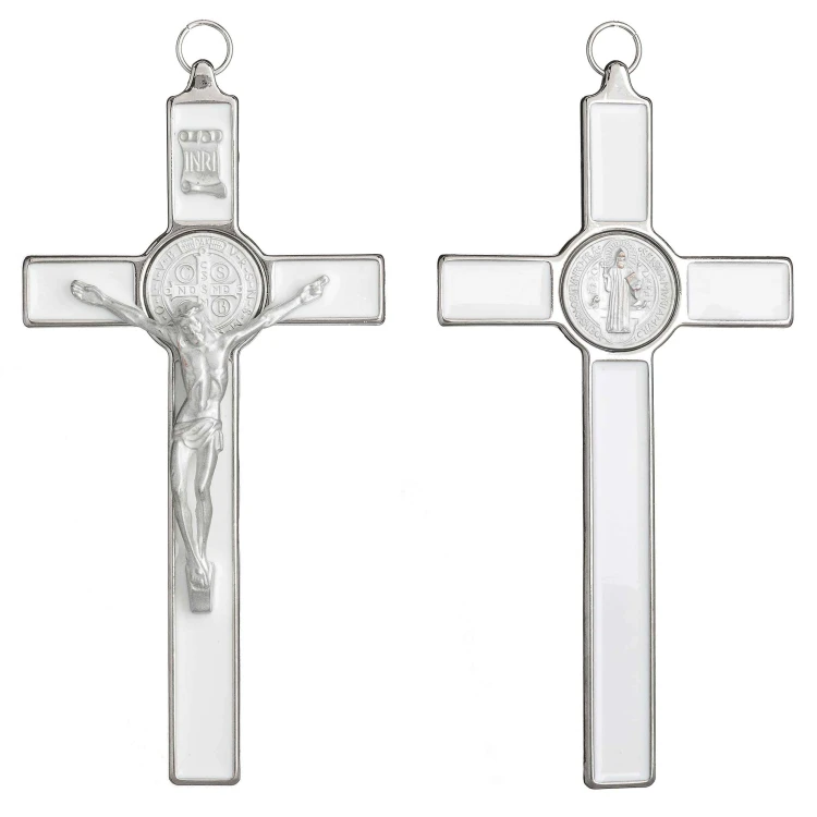 Wiszący krzyż św. Benedykta z kolorowym wypełnieniem.