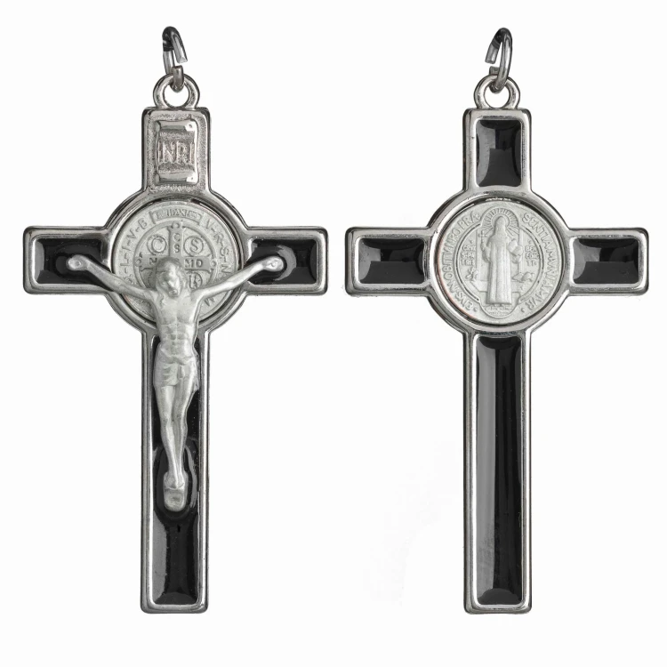 Wiszący krzyżyk św. Benedykta z kolorowym wypełnieniem.