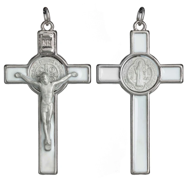 Wiszący krzyżyk św. Benedykta z kolorowym wypełnieniem.