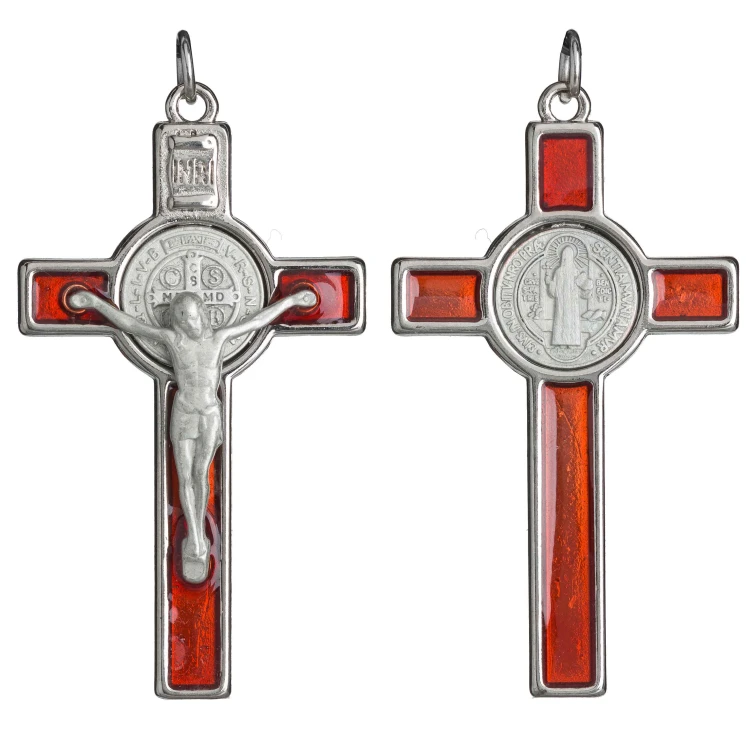 Wiszący krzyżyk św. Benedykta z żywicznym wypełniem.