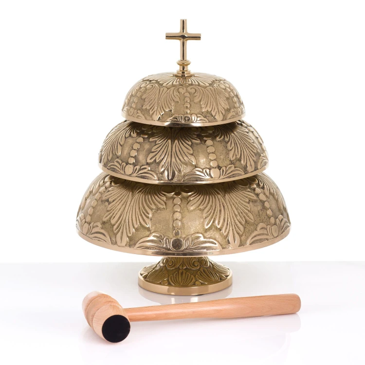 Zdobiony gong mszalny mosiężny, potrójny