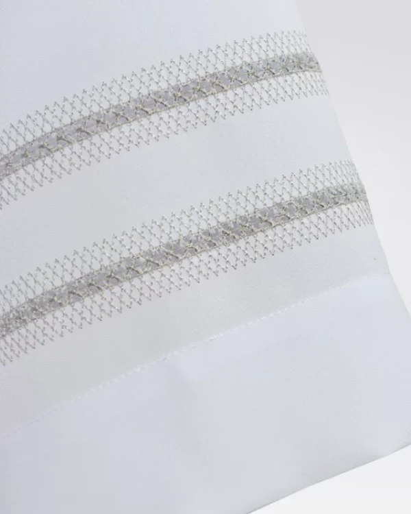 Komża kapłańska z haftem.