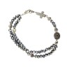 Rosenkranz-Armband mit silbernen Perlen und metallischen Herzen