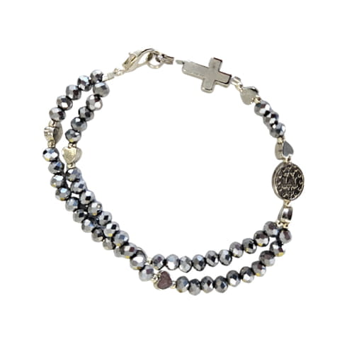 Rosenkranz-Armband mit silbernen Perlen und metallischen Herzen