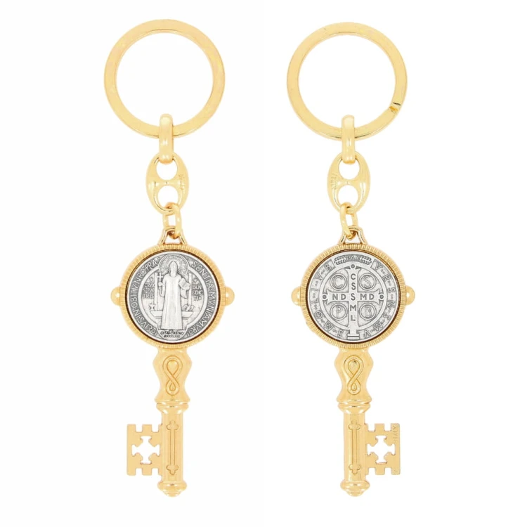 Pozłacany brelok w kształcie klucza z medalem św. Benedykta